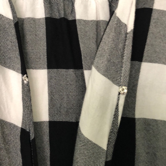 Black and white flannel with snap closure - Picture 2 of 3